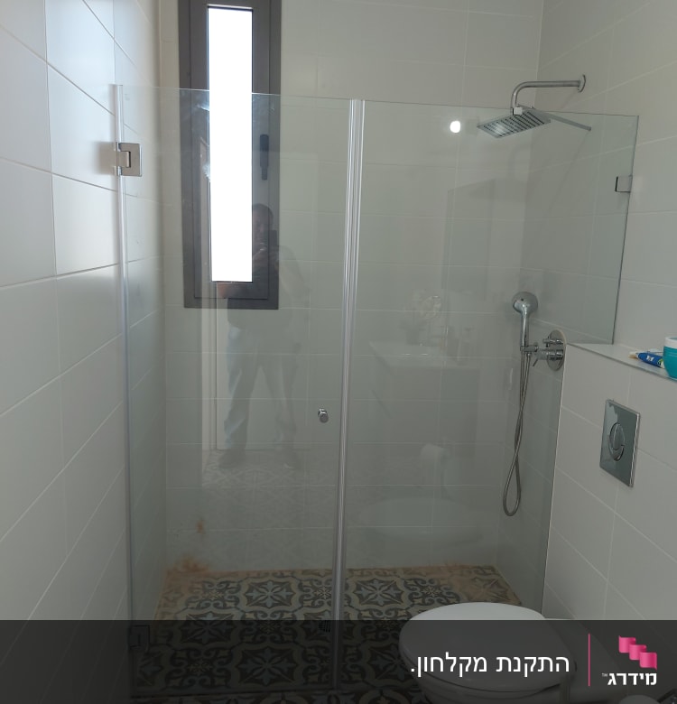 מקלחת עם ראש גשם ודלת זכוכית